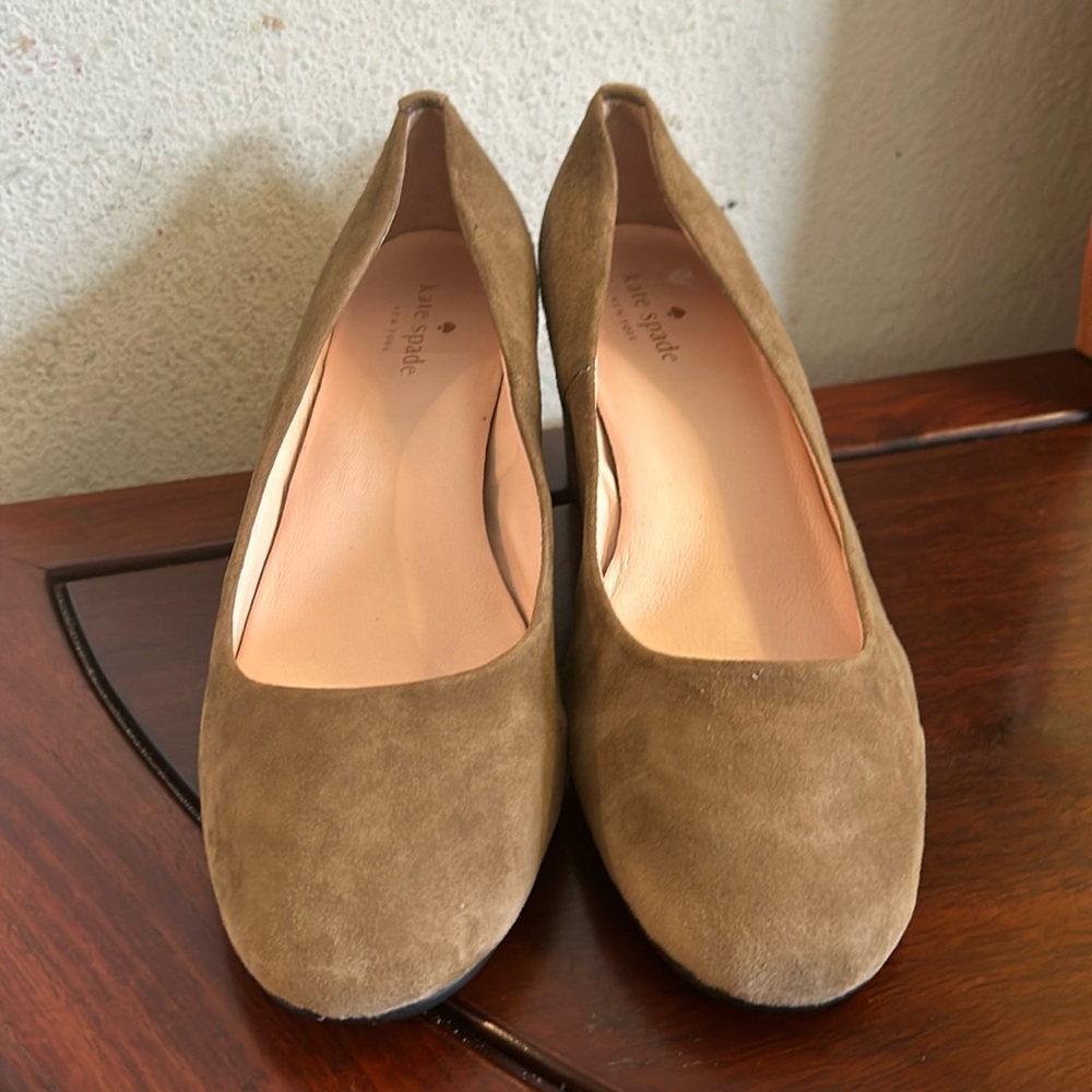 Kate Spade tan. Neutral pumps